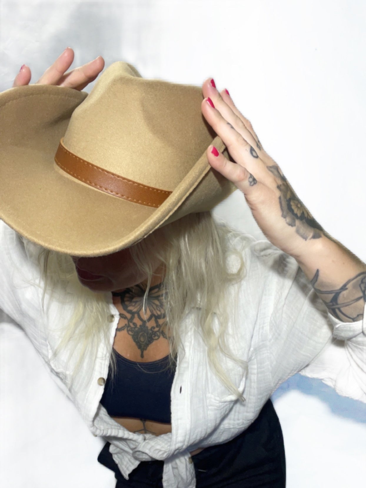 Rebell hatt ljus beige rem unisex
