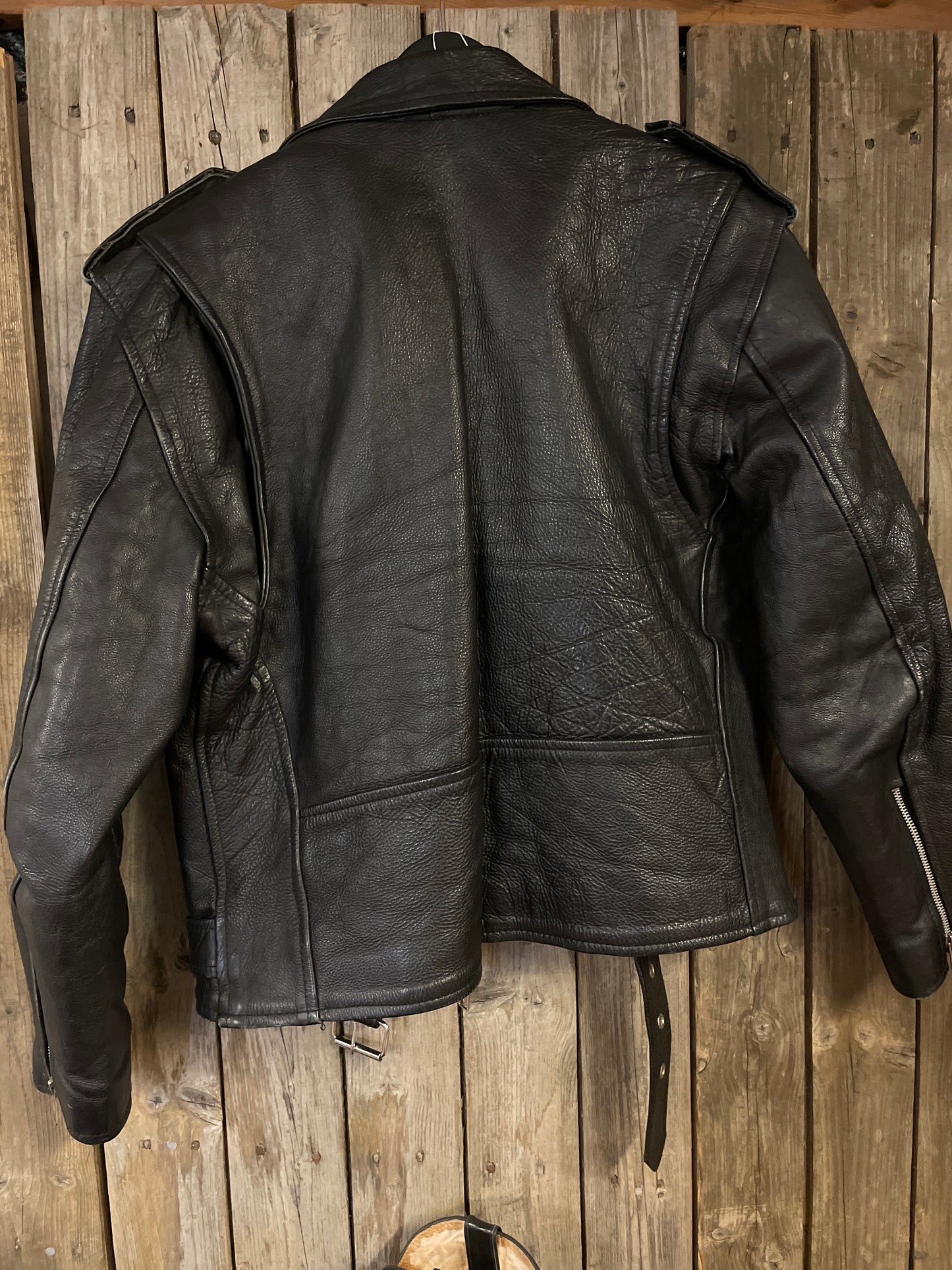 Akasko Leather Jacket – Tidlös Skinnjacka med Attityd bikerjacka vintage strlk 42