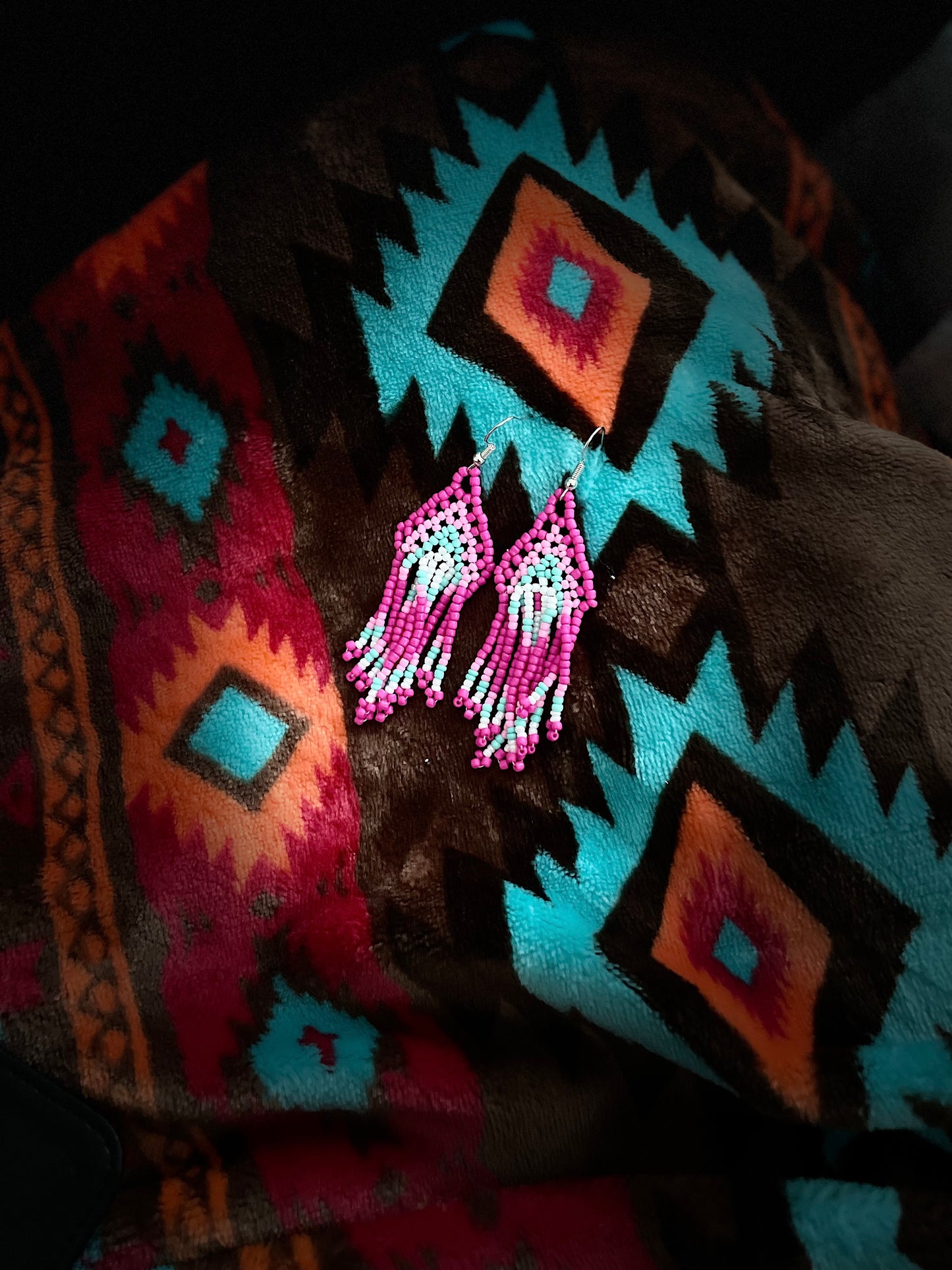 rebell örhängen indian pärlor korta rosa