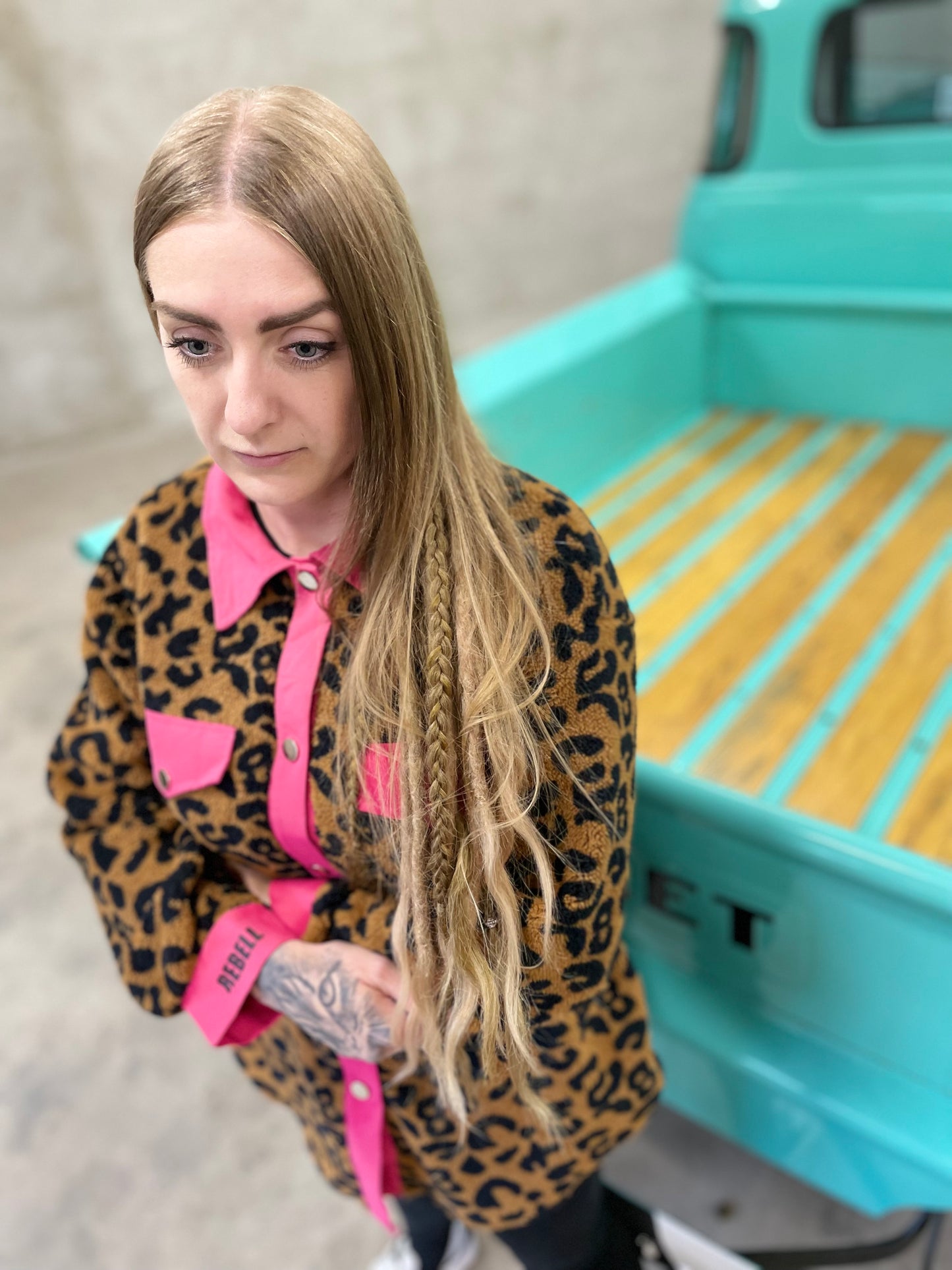 Rebell leopard fleece med rosa
