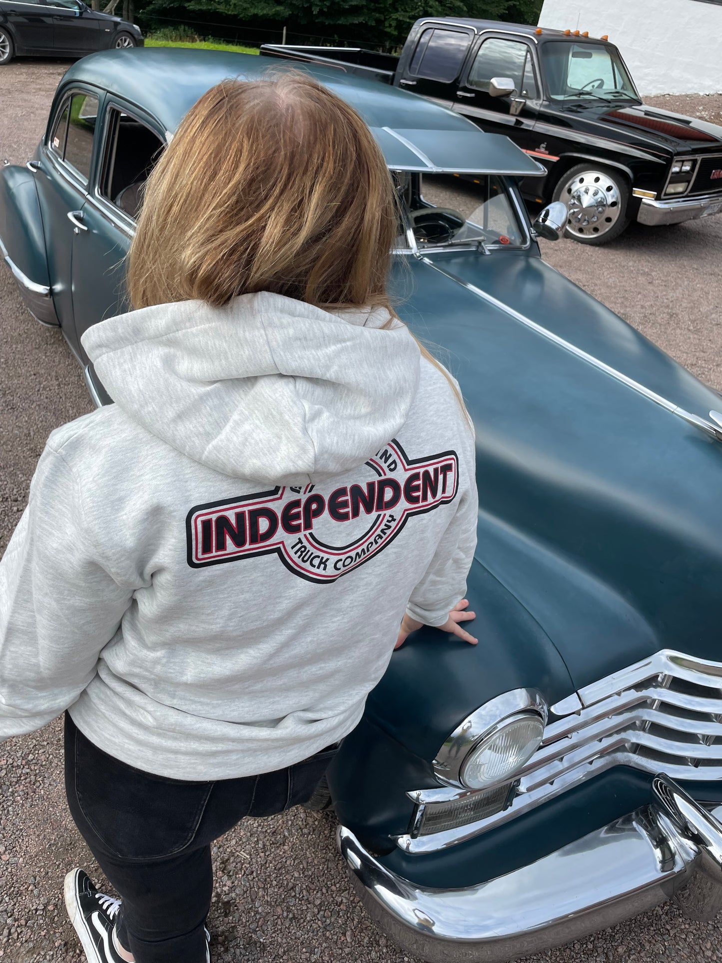 Independent Tjocktröja btg bauhouse grå luva svart unisex