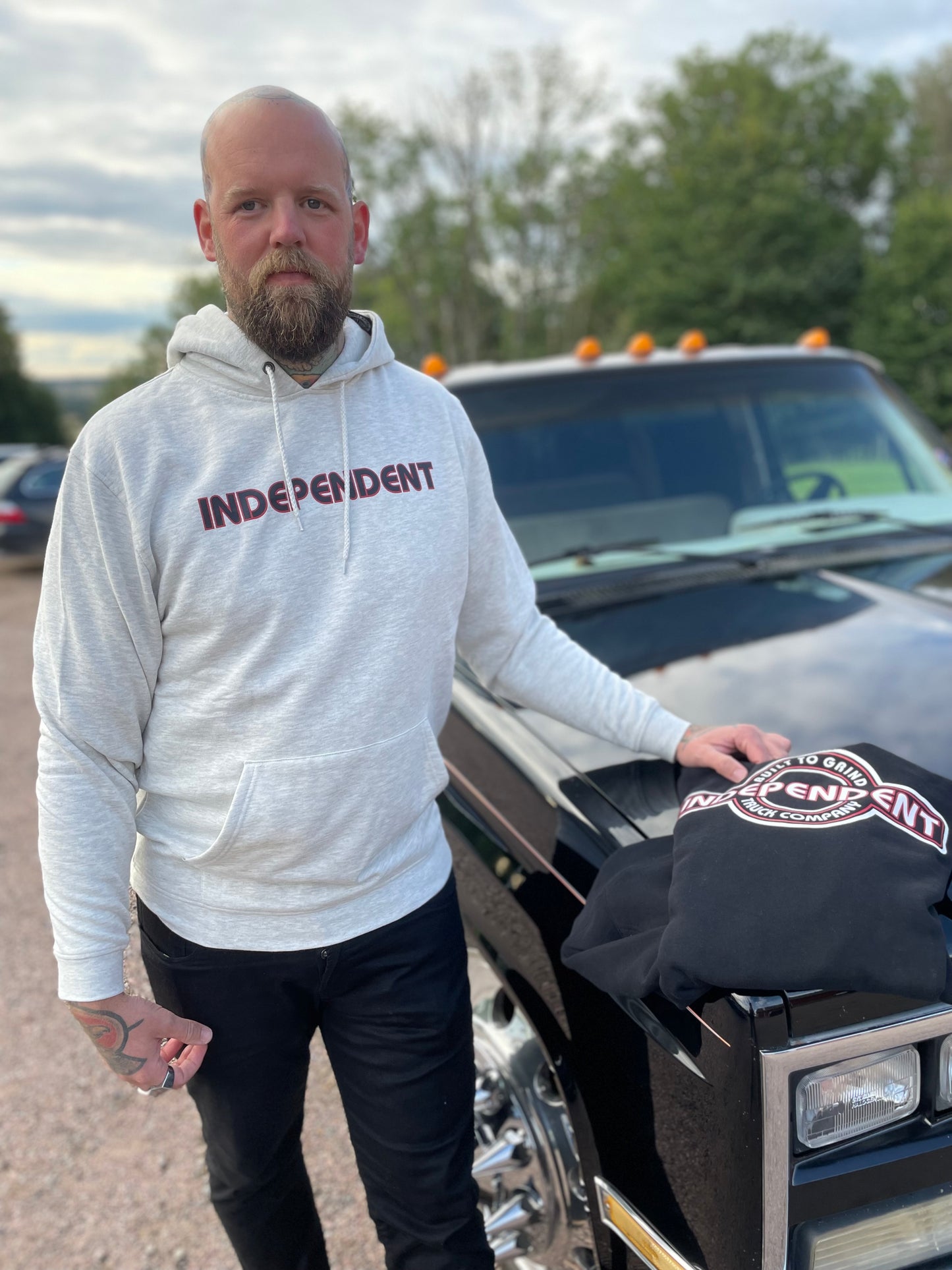 Independent Tjocktröja btg bauhouse grå luva svart unisex