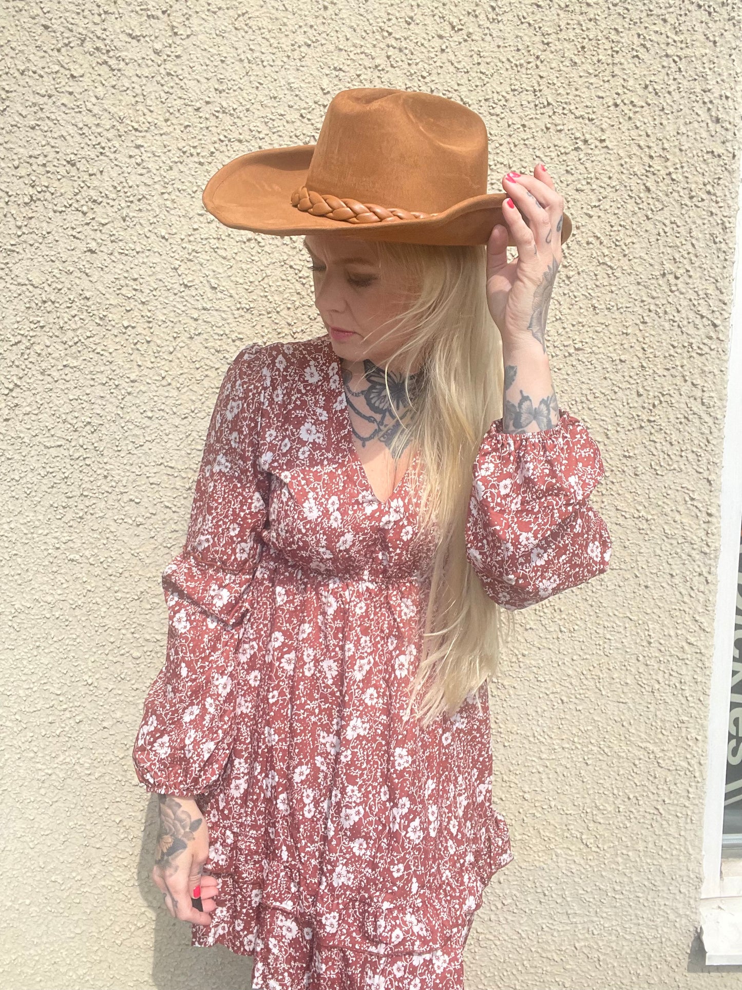 rebell boho western klänning brun med armar
