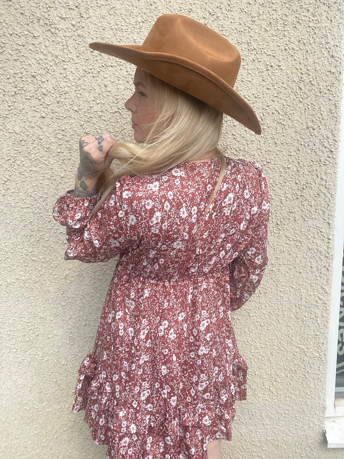 rebell boho western klänning brun med armar