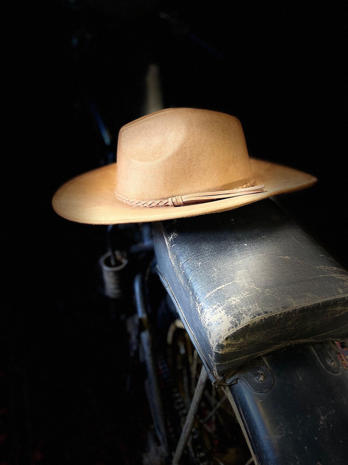 Rebell hatt brun rakare