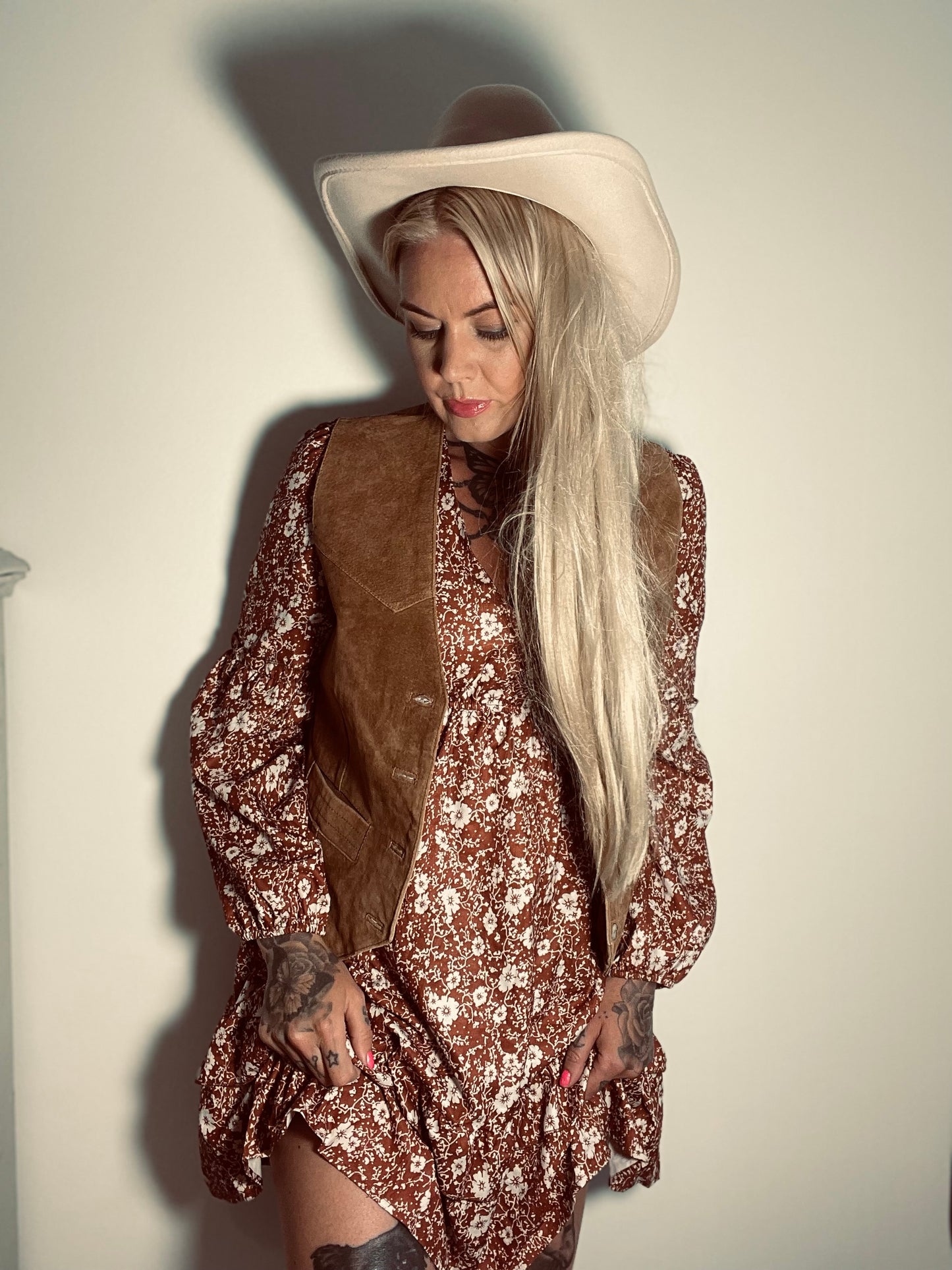 rebell boho western klänning brun med armar