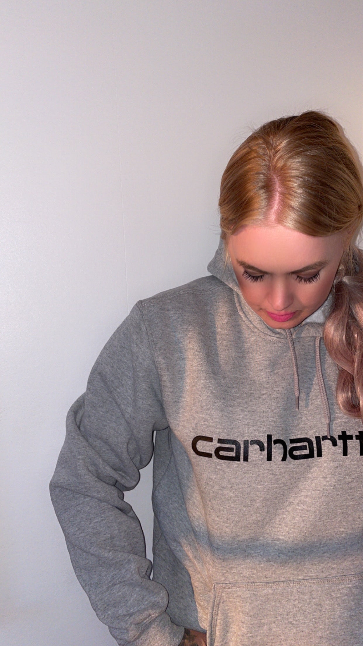 CARHARTT SIGNATURE LOGO HOODED SWEATSHIRT grå