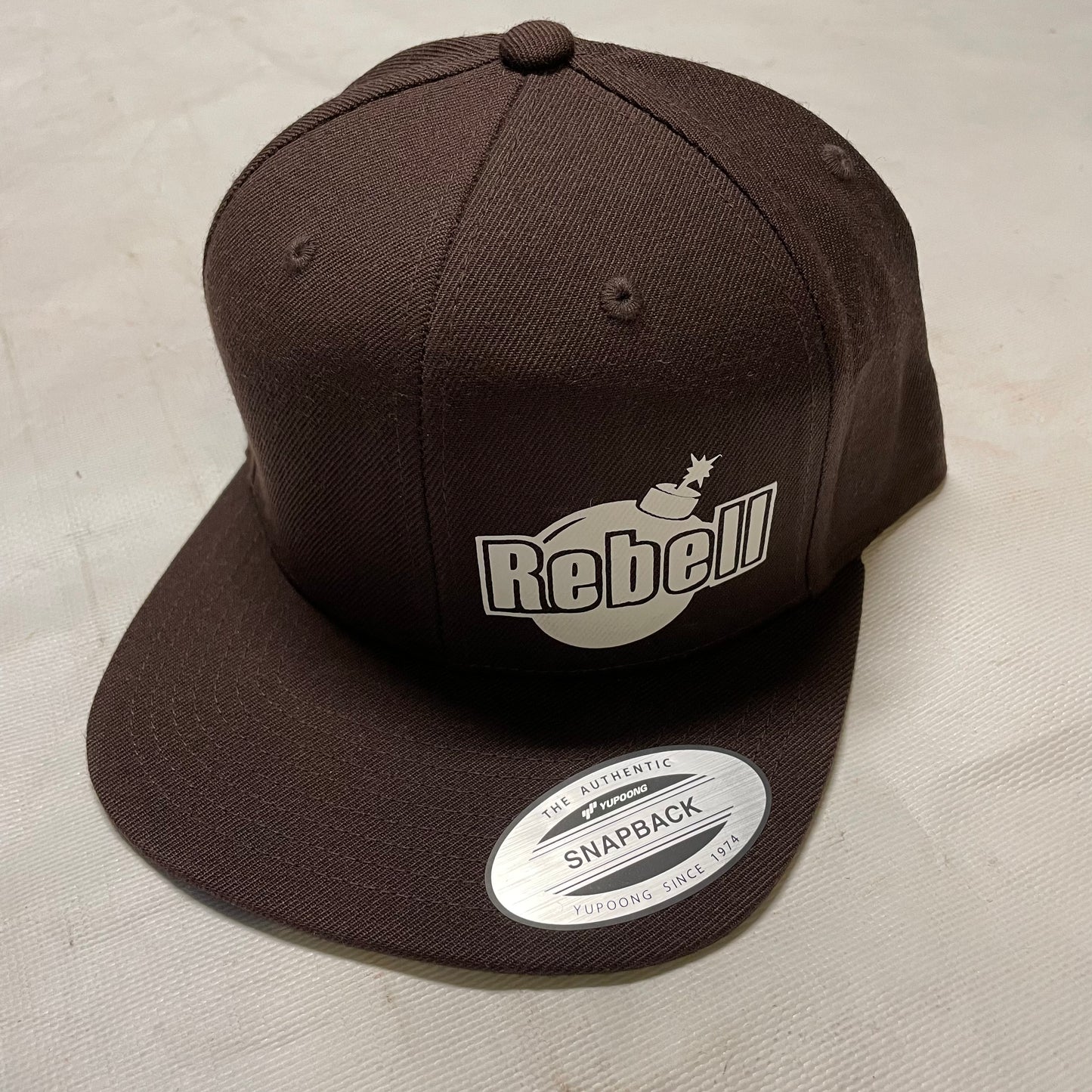 Rebell keps brun med vit patch unisex