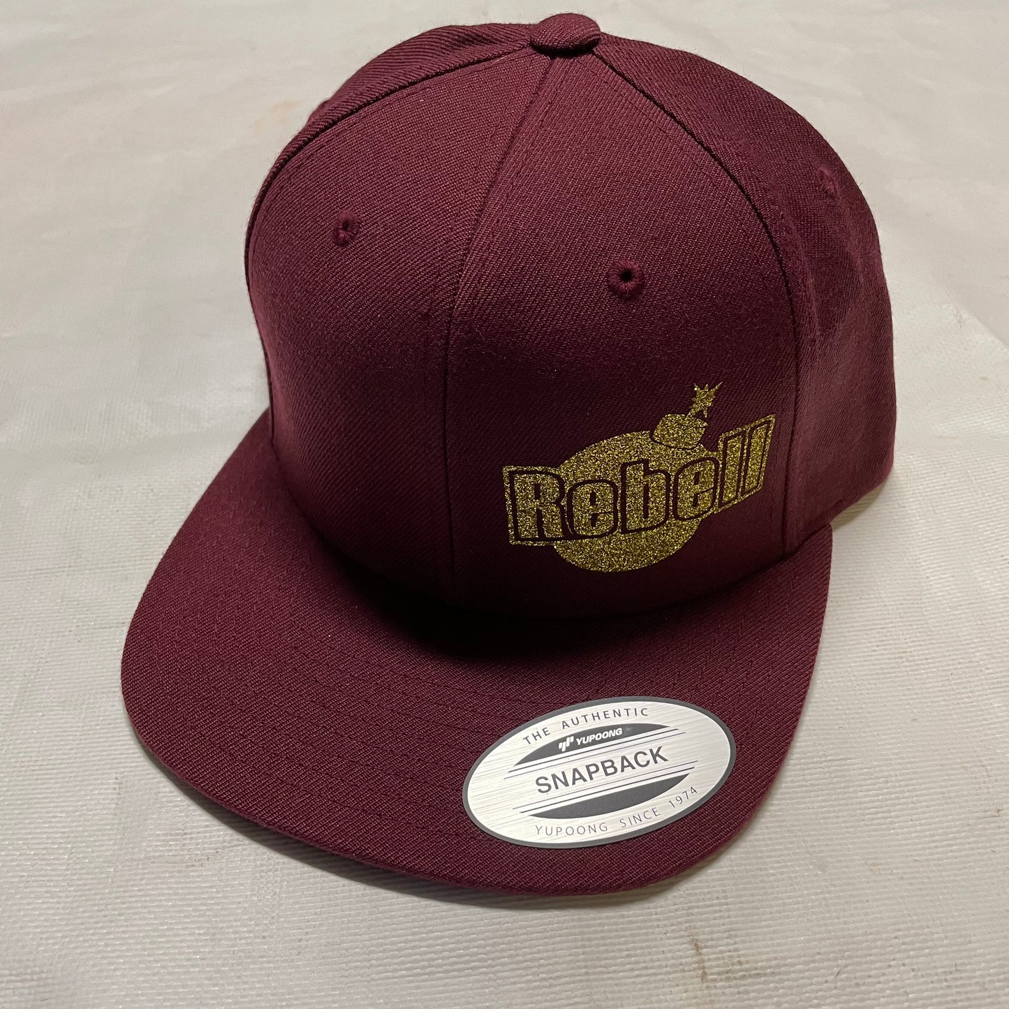 Rebell keps maroon guld glitter patch unisex