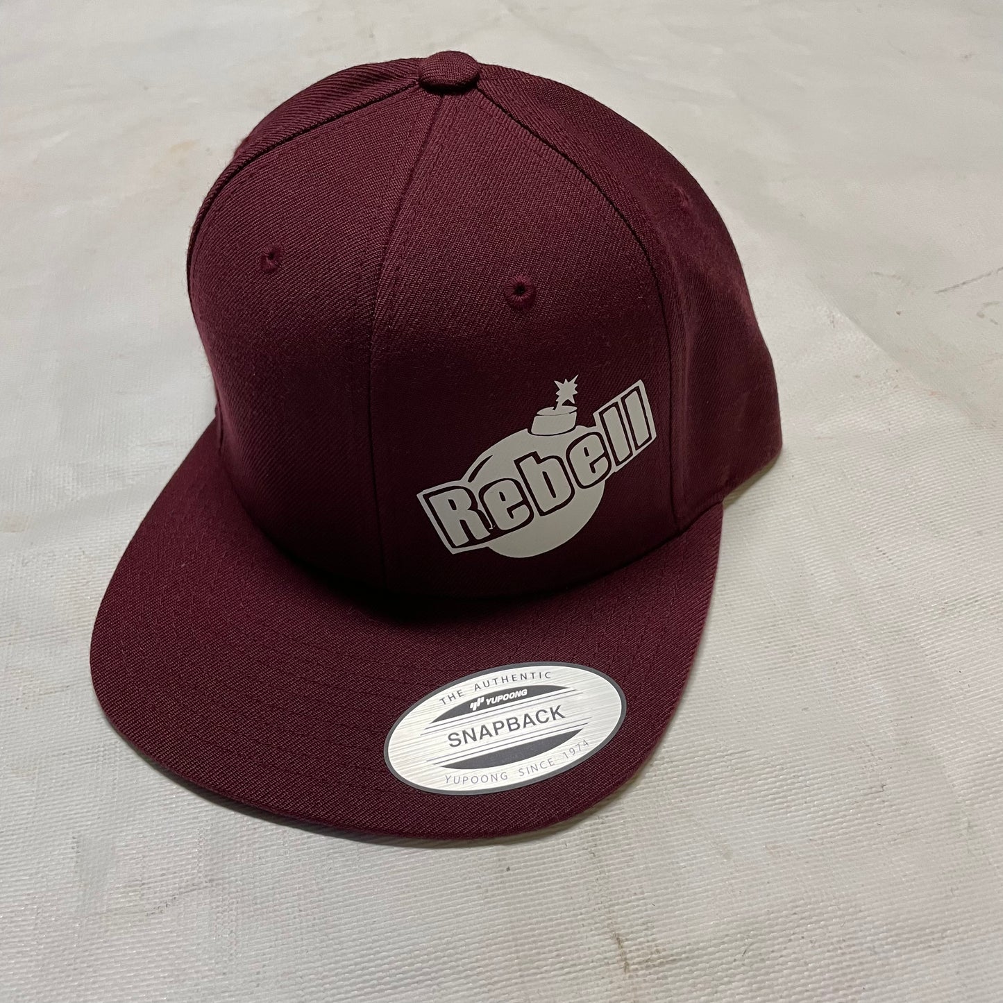 Rebell keps maroon vit patch