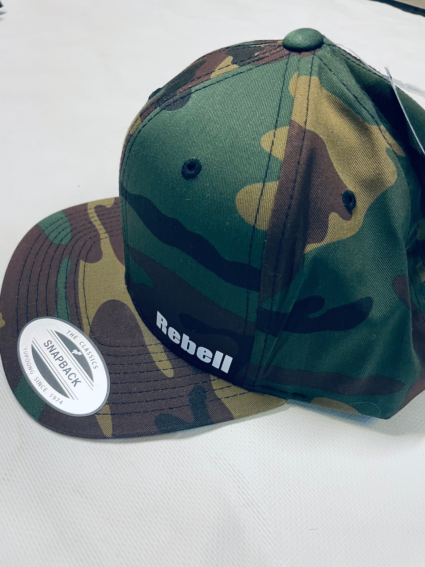 Rebell keps camo militär med vit text unisex