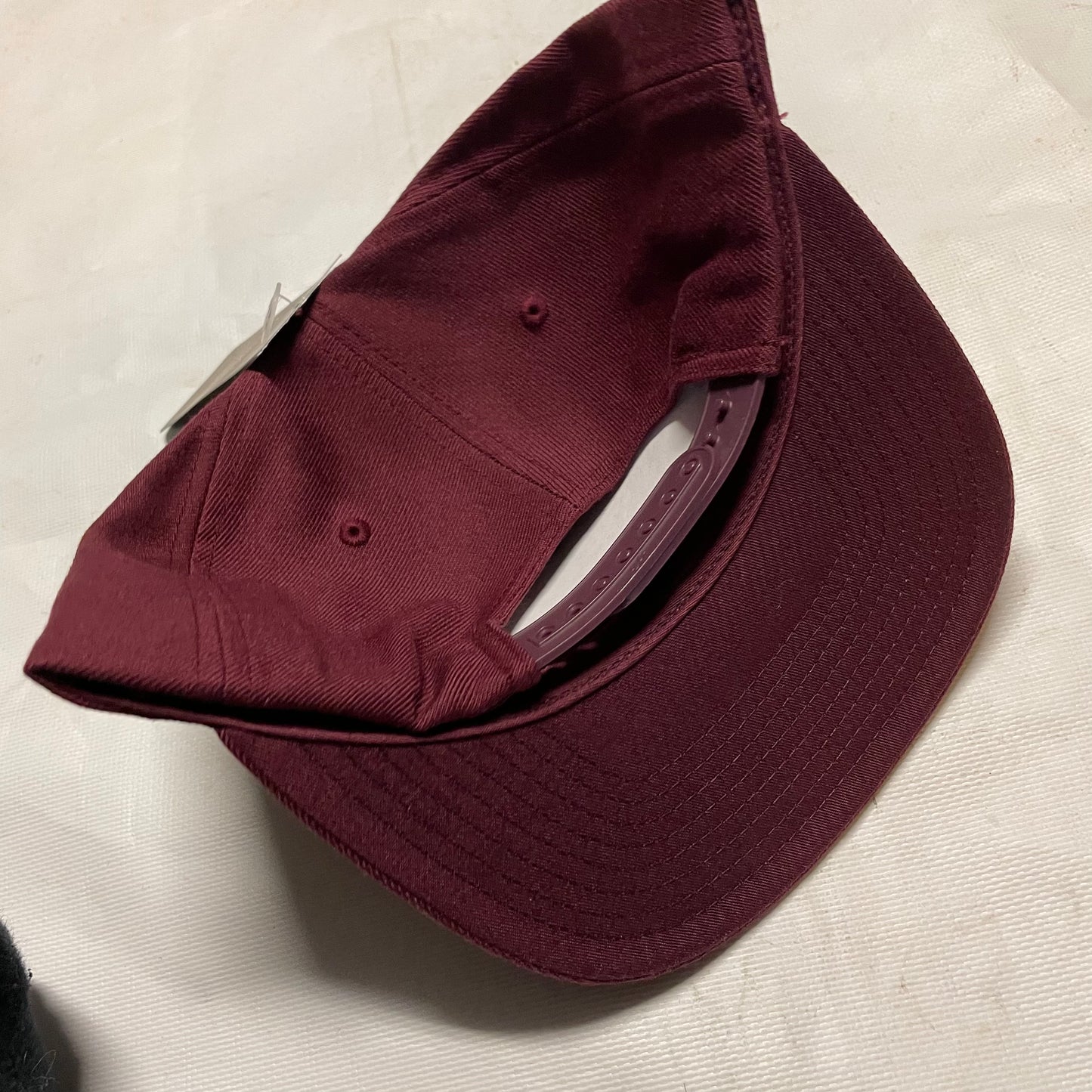 Rebell keps maroon guld glitter patch unisex