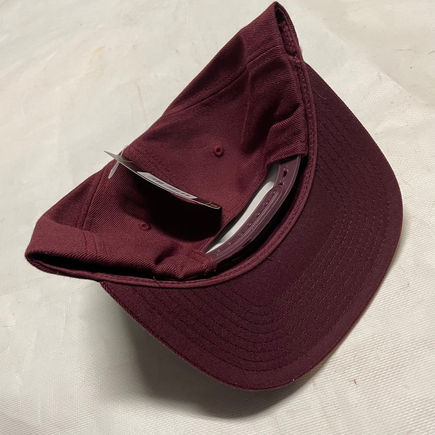 Rebell keps maroon vit patch