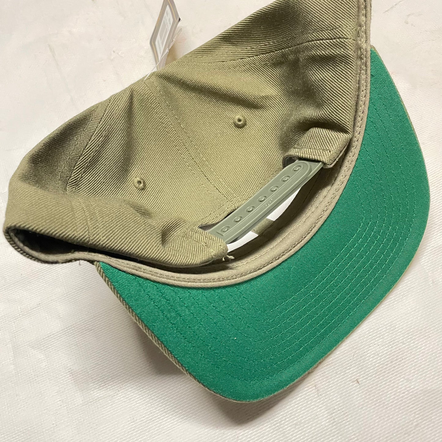 Rebell keps grön med vit patch unisex