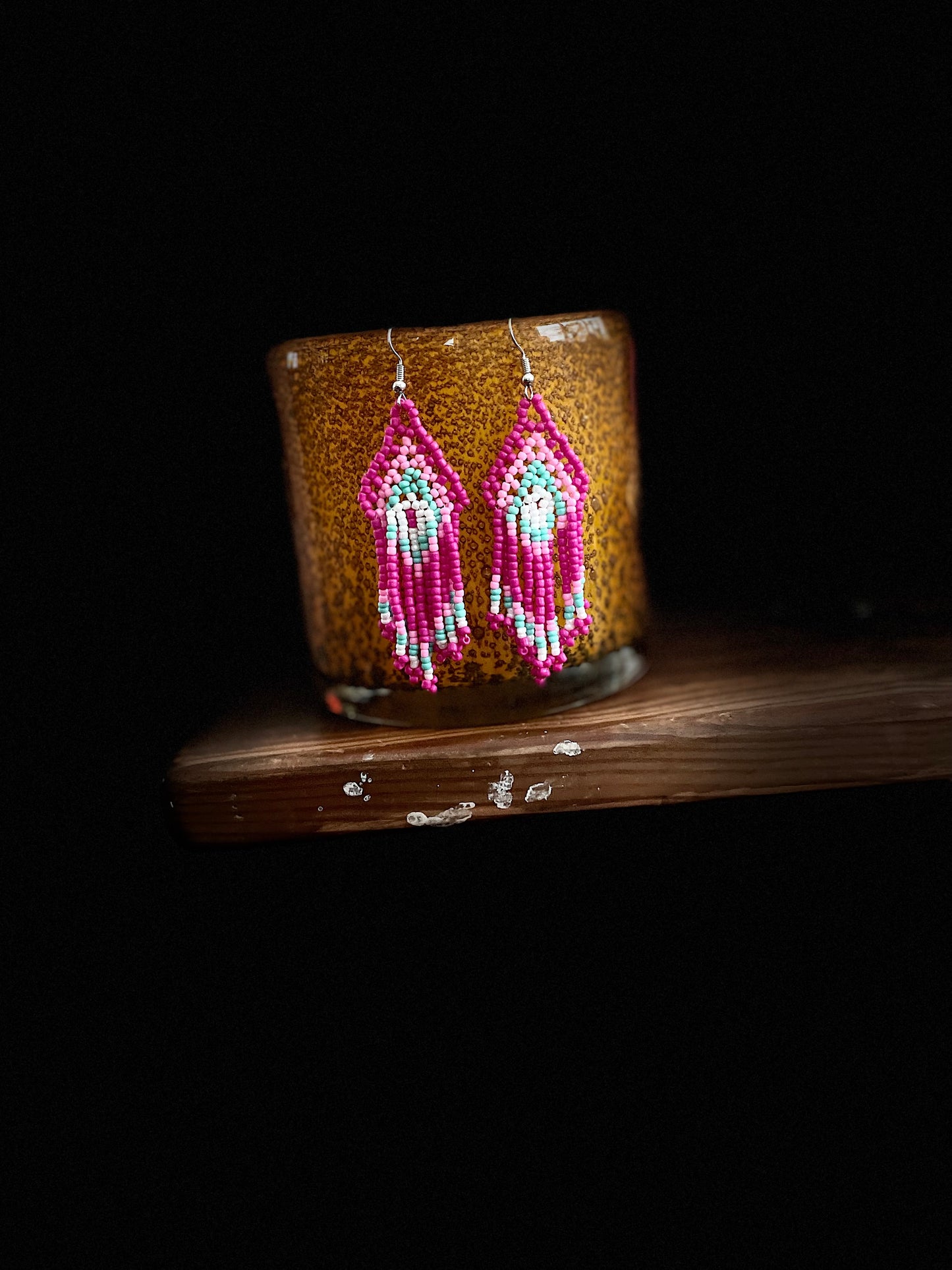 rebell örhängen indian pärlor korta rosa