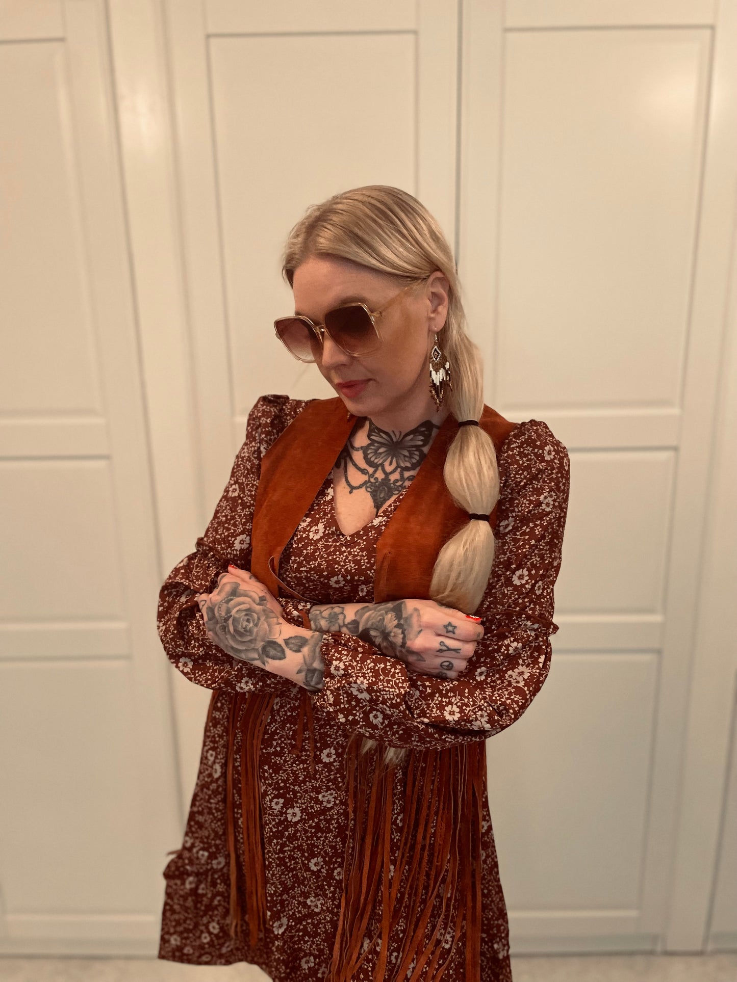 rebell boho western klänning brun med armar