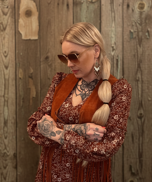 rebell boho western klänning brun med armar