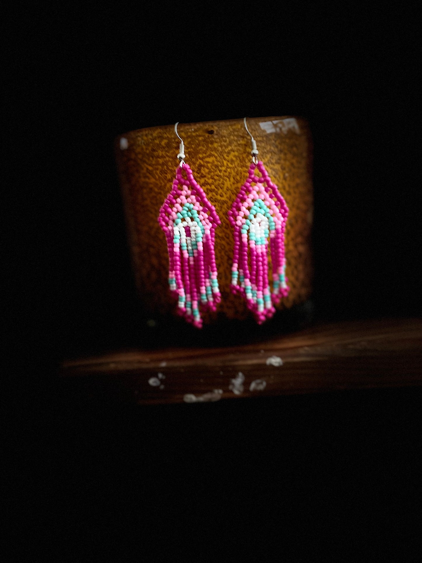 rebell örhängen indian pärlor korta rosa