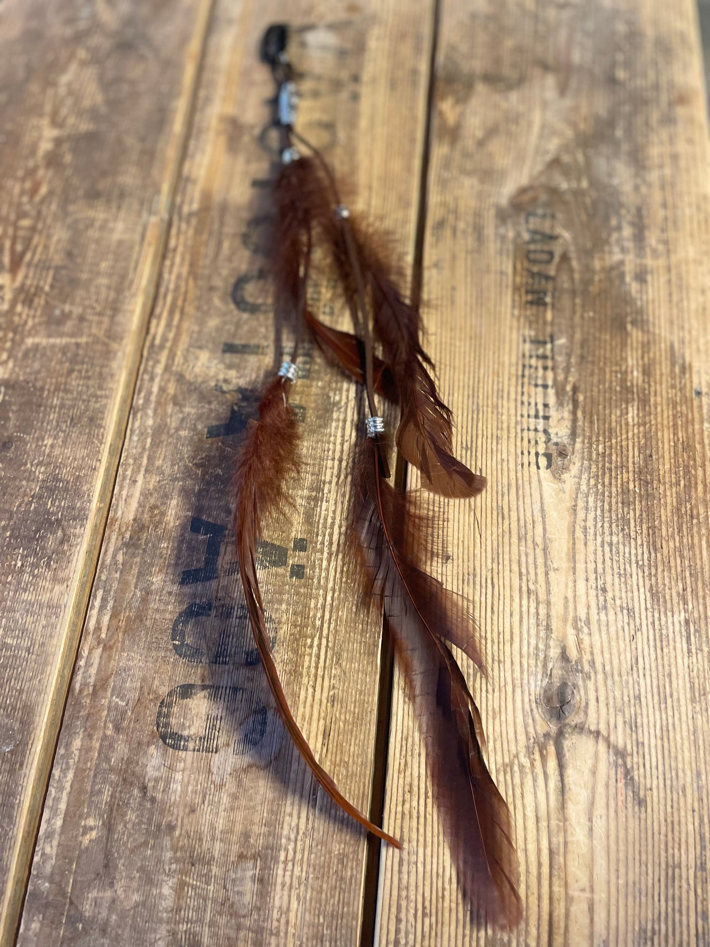 rebell fjäder smycke till hår