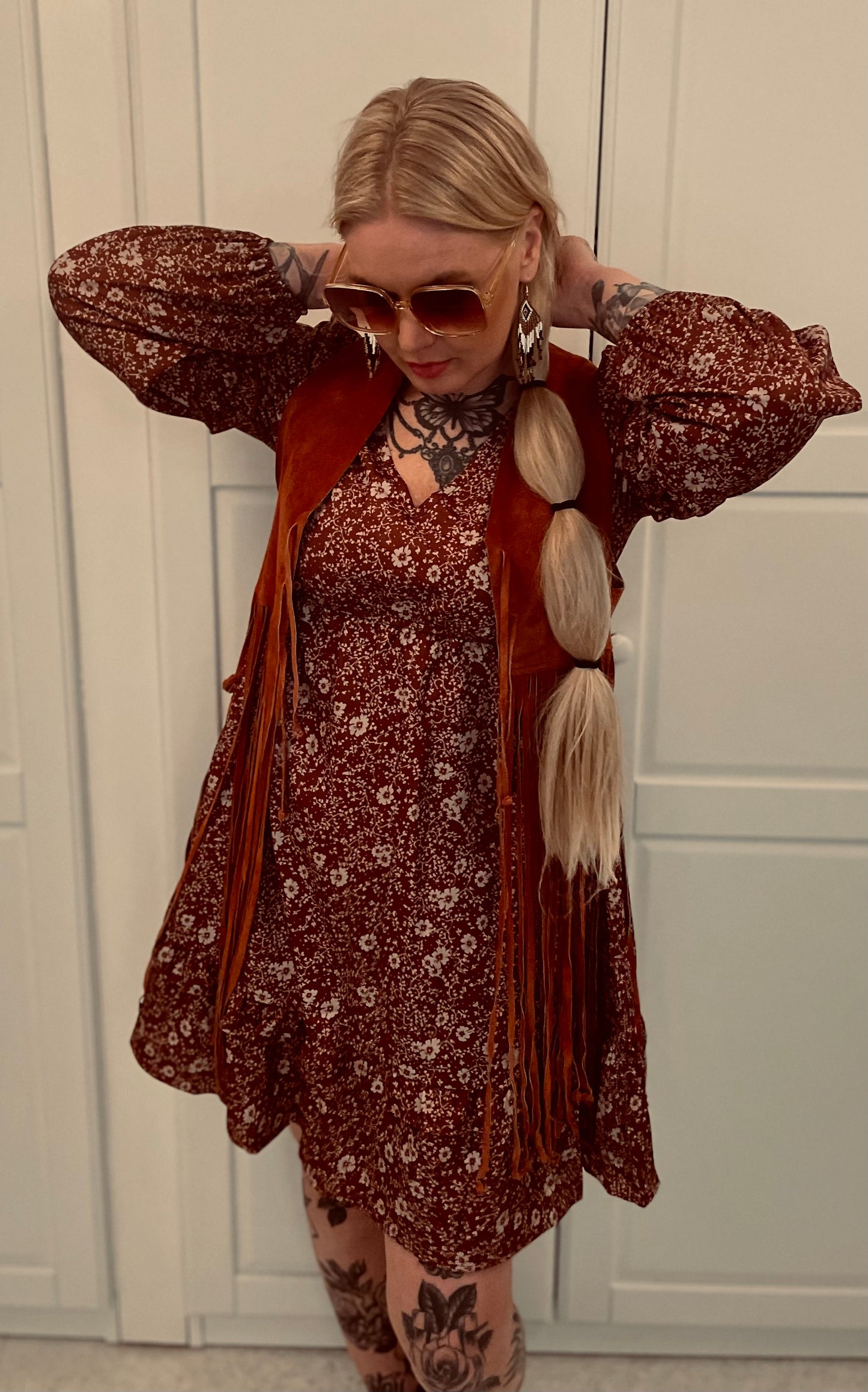 rebell boho western klänning brun med armar