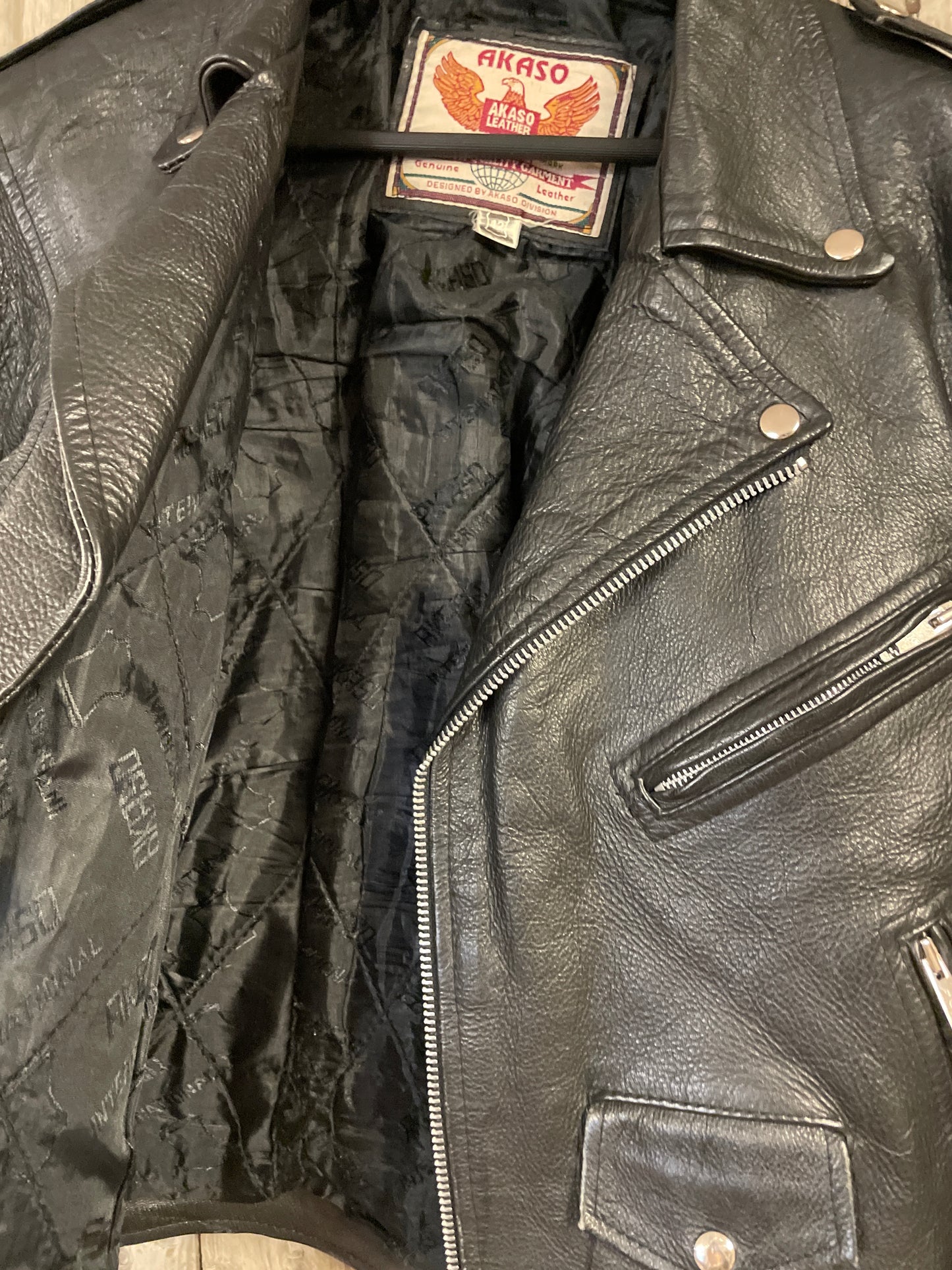 Akasko Leather Jacket – Tidlös Skinnjacka med Attityd bikerjacka vintage strlk 42