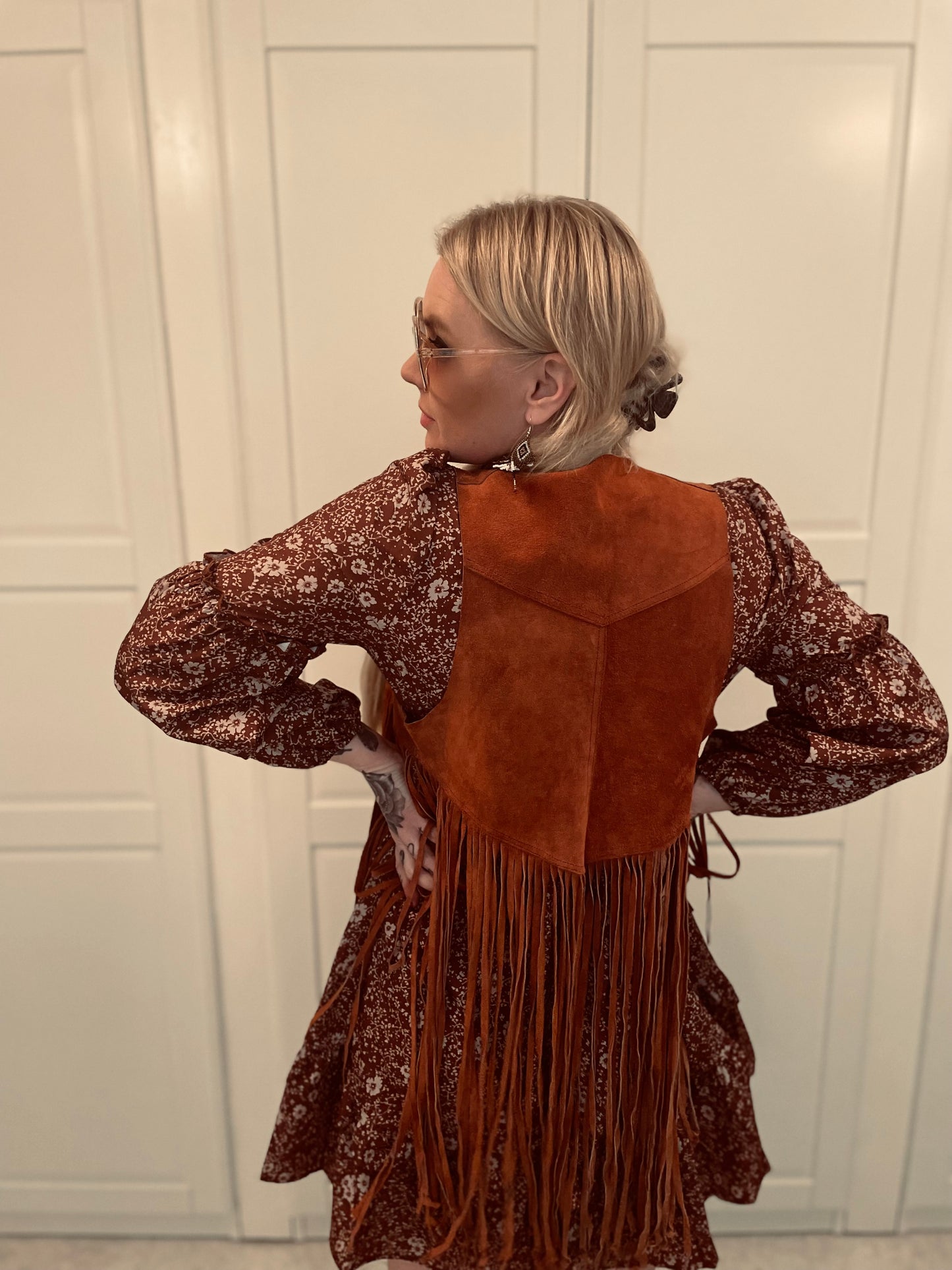rebell boho western klänning brun med armar