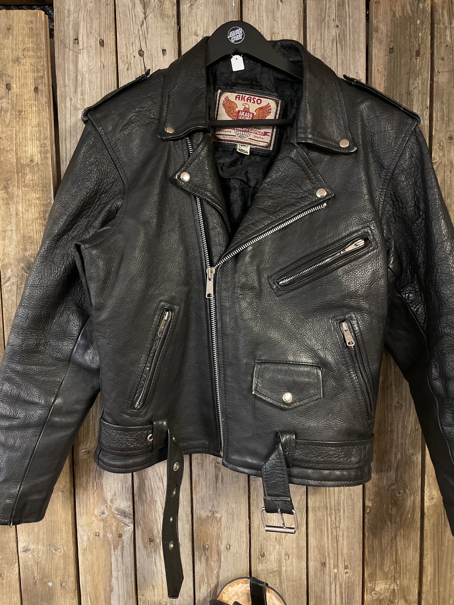 Akasko Leather Jacket – Tidlös Skinnjacka med Attityd bikerjacka vintage strlk 42