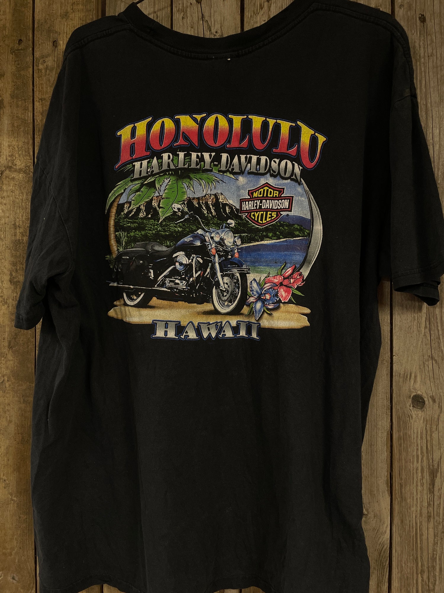 MOTOR

Biker T-shirt med Rebellisk Design – Herr & dam (unisex ) 

 

Denna biker t-shirt är framtagen för dig som älskar motorcyklar, fart och frihet. Med en rå och rebellisk design är den ett måste i garderoben för alla som lever biker-livet – både på och av vägen.

harely Davidson 

T-shirten fungerar utmärkt tillsammans med jeans, boots eller skinnjacka och ger en avslappnad men kraftfull look. Materialet är bekvämt nog för heldagsbruk men samtidigt robust nog för en aktiv livsstil.

 

Oavsett om du kö