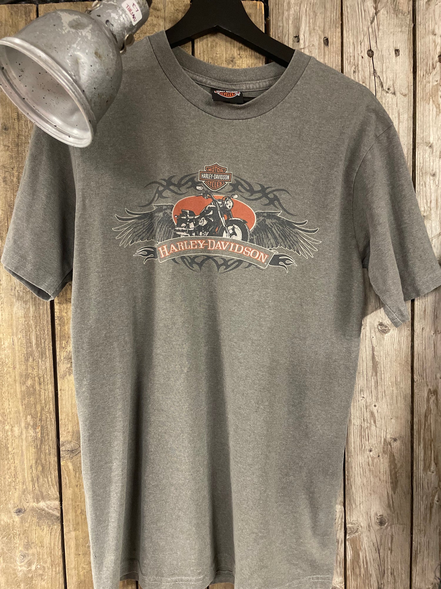 MOTOR

Biker T-shirt med Rebellisk Design – Herr

Denna biker t-shirt är framtagen för dig som älskar motorcyklar, fart och frihet. Med en rå och rebellisk design är den ett måste i garderoben för alla som lever biker-livet – både på och av vägen.

T-shirten fungerar utmärkt tillsammans med jeans, boots eller skinnjacka och ger en avslappnad men kraftfull look. Materialet är bekvämt nog för heldagsbruk men samtidigt robust nog för en aktiv livsstil.

Oavsett om du kör hoj, går på event eller bara vill bära 
