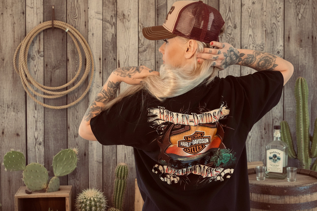 Visa din passion för motorcyklar med denna Harley-Davidson-inspirerade T-shirt från Rebell Clothes. Designen kombinerar ikonisk biker-stil med modern streetwear och är perfekt för dig som älskar fart, frihet och rebellisk attityd.

T-shirten passar både herr och dam och är lätt att matcha med jeans, skinnjacka eller hoodie för en komplett biker-look. Materialet är mjukt, slitstarkt och bekvämt för både vardag och motorträffar. Den ikoniska Harley‑Davidson‑inspirerade designen gör den till ett statement-plag