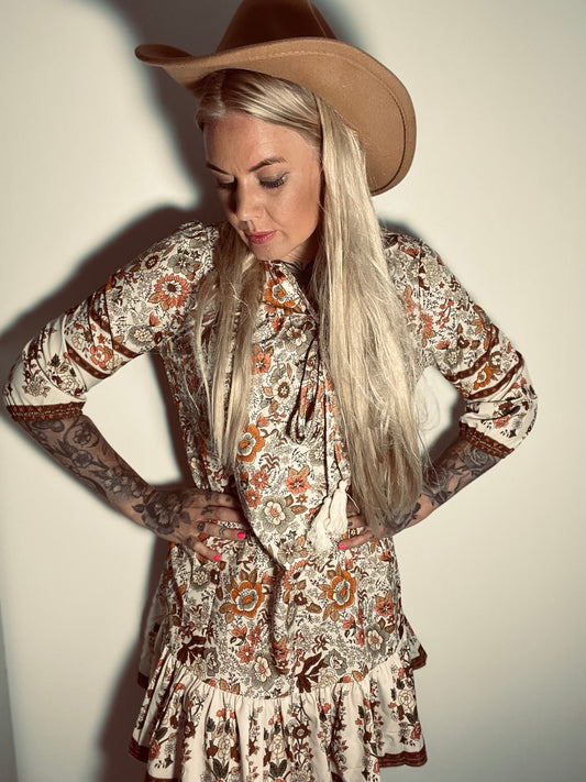 rebell boho western blommig klänning