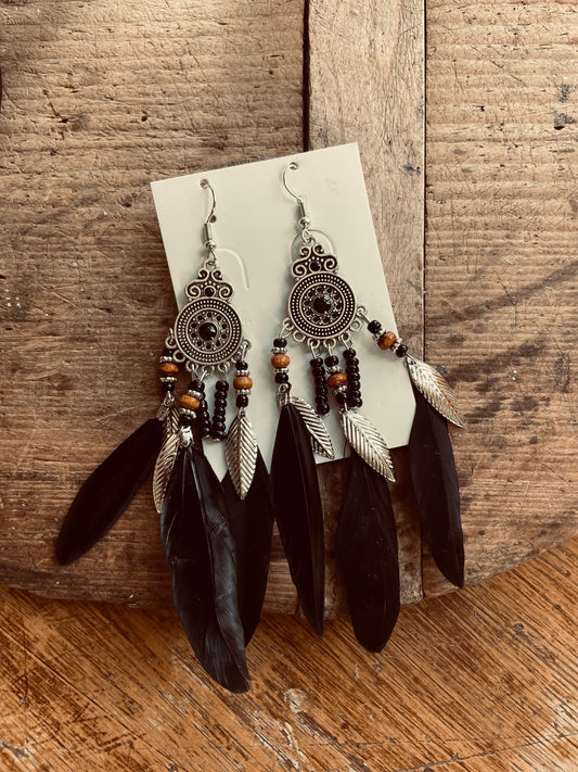 rebell örhänge svart fjäder