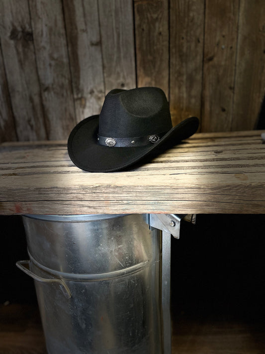 Rebell hatt svart med rem silver detalj