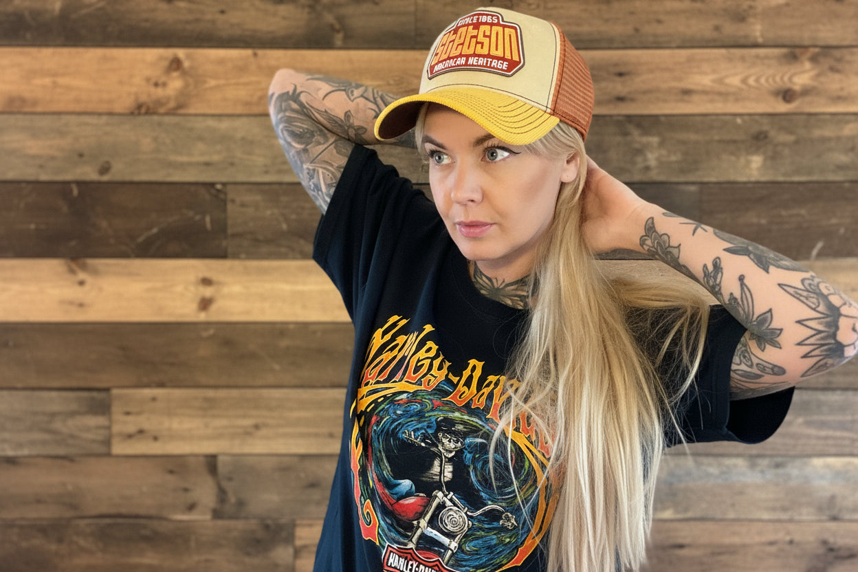 Visa din passion för motorcyklar med denna Harley-Davidson-inspirerade T-shirt från Rebell Clothes. Designen kombinerar ikonisk biker-stil med modern streetwear och är perfekt för dig som älskar fart, frihet och rebellisk attityd.

T-shirten passar både herr och dam och är lätt att matcha med jeans, skinnjacka eller hoodie för en komplett biker-look. Materialet är mjukt, slitstarkt och bekvämt för både vardag och motorträffar. Den ikoniska Harley‑Davidson‑inspirerade designen gör den till ett statement-plag
