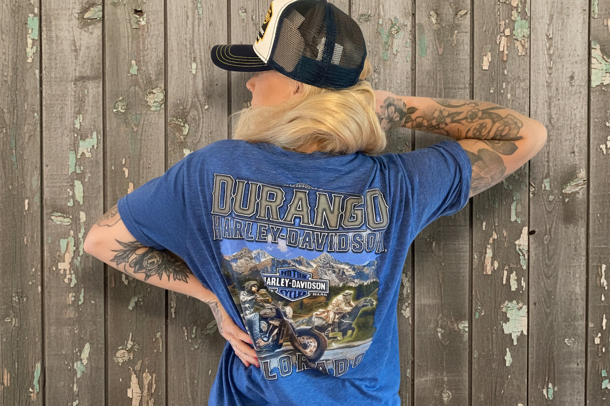 Visa din passion för motorcyklar med denna Harley-Davidson-inspirerade T-shirt från Rebell Clothes. Designen kombinerar ikonisk biker-stil med modern streetwear och är perfekt för dig som älskar fart, frihet och rebellisk attityd.

T-shirten passar både herr och dam och är lätt att matcha med jeans, skinnjacka eller hoodie för en komplett biker-look. Materialet är mjukt, slitstarkt och bekvämt för både vardag och motorträffar. Den ikoniska Harley‑Davidson‑inspirerade designen gör den till ett statement-plag
