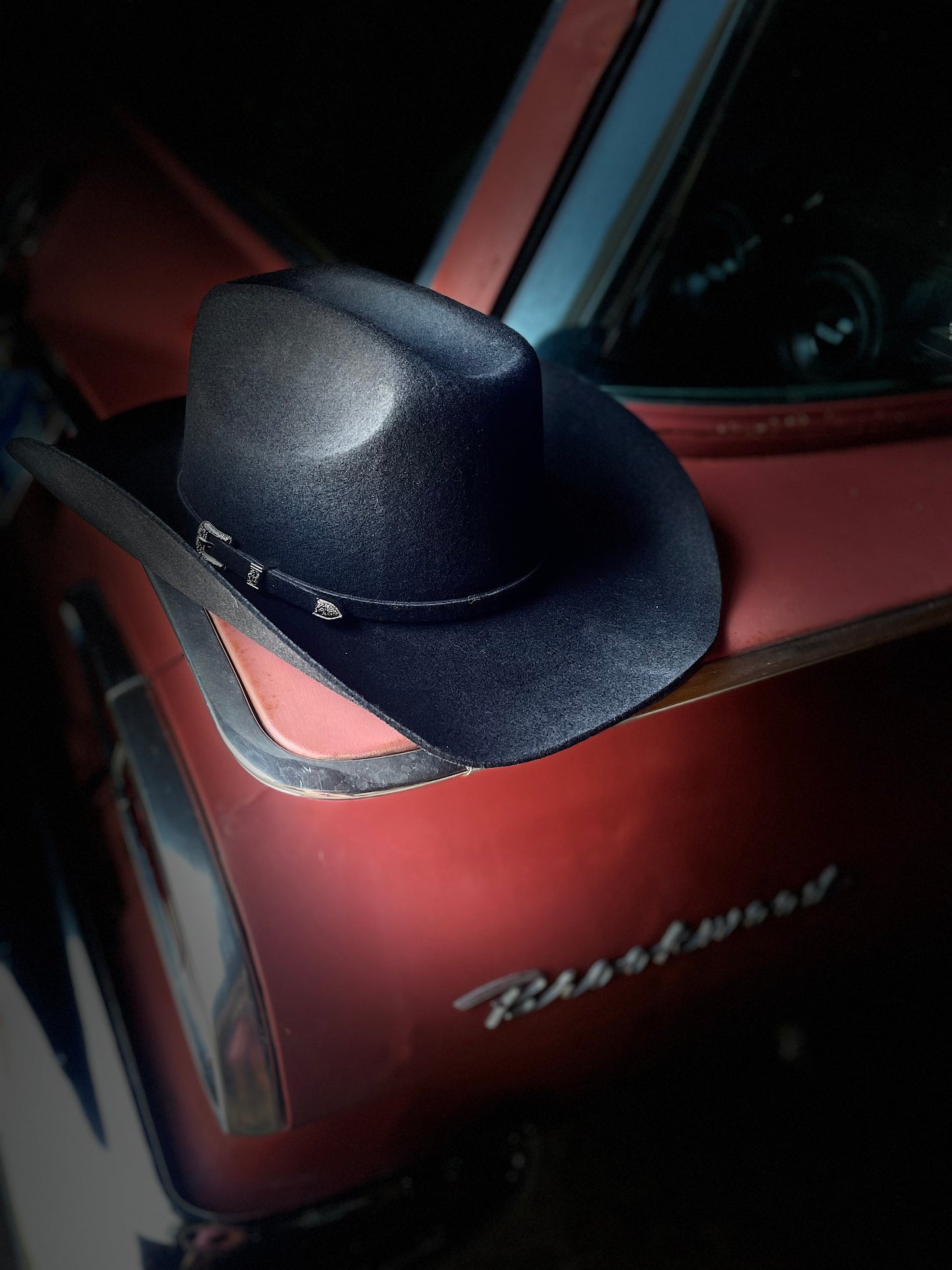 Utforska vårt sortiment av Western-hattar hos Rebell Clothes – stilfulla, vintage-inspirerade hattar för dig som älskar cowboy-stil, rock och streetwear. Våra hattar passar både herr och dam och kombinerar klassisk Western-design med modern rebell-attityd.



Hattarna är perfekta för motorträffar, festivaler, konserter eller vardagsstil med edge. Tillverkade i slitstarka material för lång hållbarhet, med detaljer som band, spännen och klassiska brätten som ger varje outfit en autentisk Western-look.



Komb