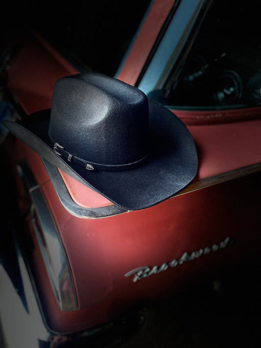 Utforska vårt sortiment av Western-hattar hos Rebell Clothes – stilfulla, vintage-inspirerade hattar för dig som älskar cowboy-stil, rock och streetwear. Våra hattar passar både herr och dam och kombinerar klassisk Western-design med modern rebell-attityd.
Hattarna är perfekta för motorträffar, festivaler, konserter eller vardagsstil med edge. Tillverkade i slitstarka material för lång hållbarhet, med detaljer som band, spännen och klassiska brätten som ger varje outfit en autentisk Western-look.
Komb