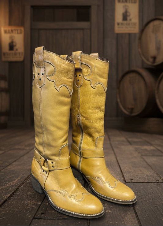 Ge din stil en autentisk touch med våra western boots i äkta läder. Inspirerade av klassisk cowboy-design kombinerar dessa boots tidlös stil med modern komfort. Den slitstarka lädersulan och den stabila klacken gör dem perfekta för både vardagsbruk och mer uppklädda tillfällen.

Våra western boots är noggrant tillverkade med fokus på passform, kvalitet och detaljer. Oavsett om du bär dem till jeans, klänning eller festivaloutfit är dessa cowboyboots ett självklart val för dig som vill sticka ut med stil.

⸻
