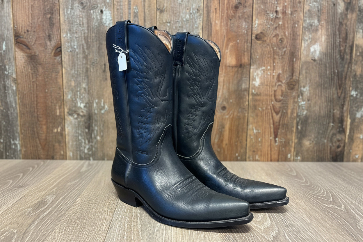 Upptäck äkta hantverk och tidlös design med Sancho Boots western boots. Sancho Boots är ett välkänt varumärke inom cowboy- och westernboots, uppskattat för sin höga kvalitet, komfort och autentiska stil.

 

Dessa western boots i äkta läder är inspirerade av klassisk cowboy-design och tillverkade med stor omsorg om detaljer. Den slitstarka konstruktionen, stabila klacken och bekväma passformen gör dem lika lämpliga för vardagsbruk som för fest, countryliv och festival.

 

Sancho Boots kombinerar traditione