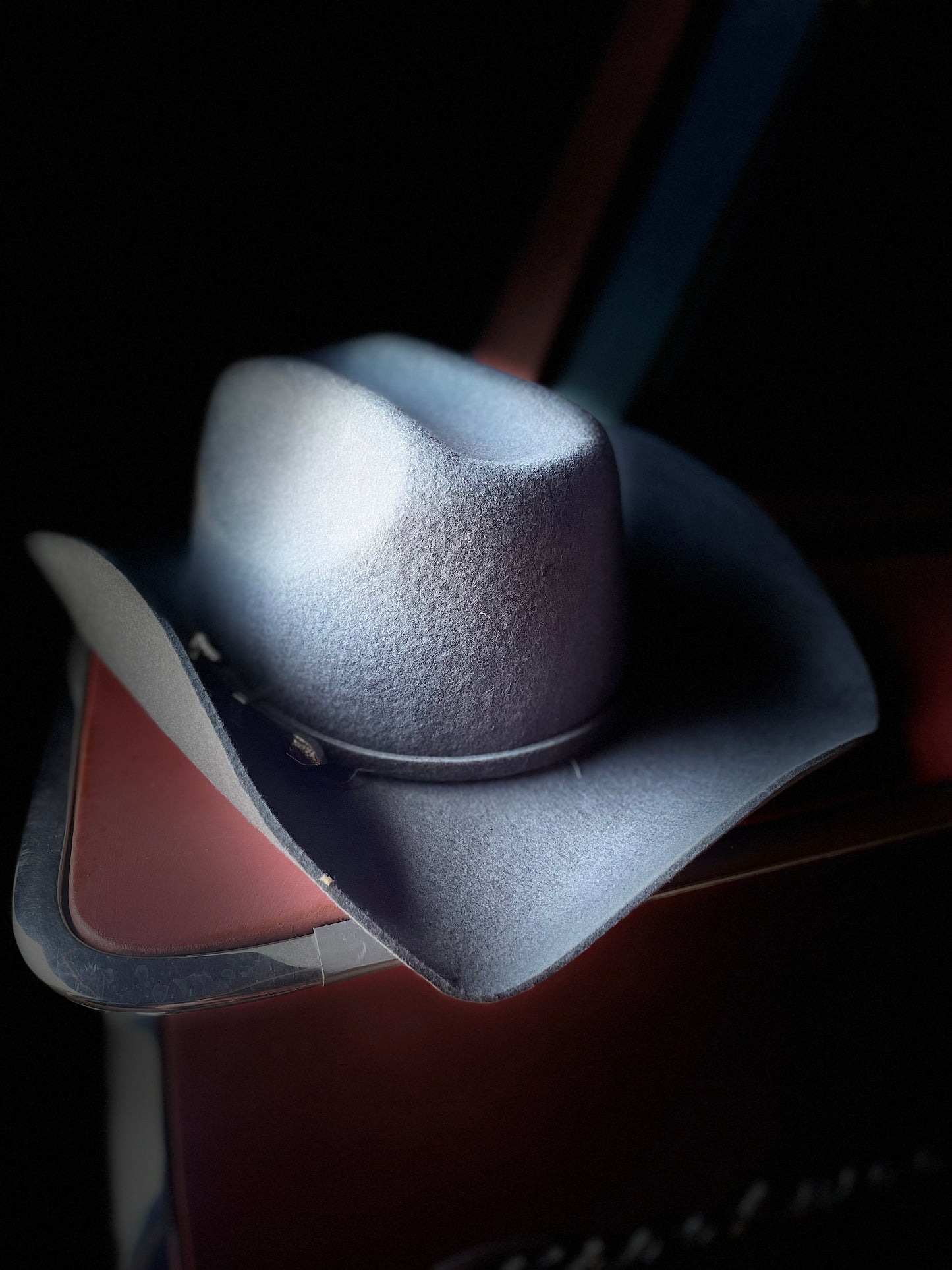 Utforska vårt sortiment av Western-hattar hos Rebell Clothes – stilfulla, vintage-inspirerade hattar för dig som älskar cowboy-stil, rock och streetwear. Våra hattar passar både herr och dam och kombinerar klassisk Western-design med modern rebell-attityd.



Hattarna är perfekta för motorträffar, festivaler, konserter eller vardagsstil med edge. Tillverkade i slitstarka material för lång hållbarhet, med detaljer som band, spännen och klassiska brätten som ger varje outfit en autentisk Western-look.



Komb