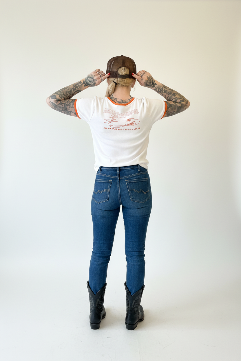 Helkropp Harley tee back view med svarta Ariat boots