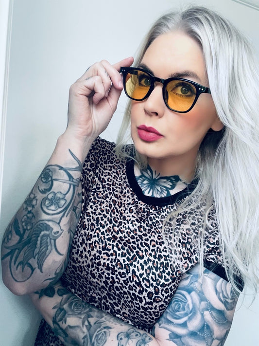 Rebell solglasögon svartbåge gult glas klassiska 5 unisex